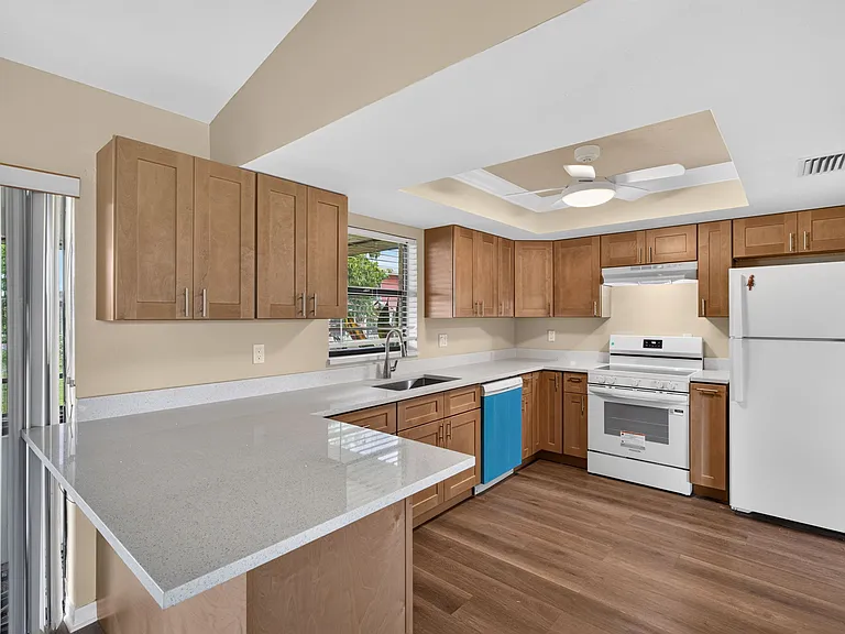 718 SW 35th Ter — Photo 20