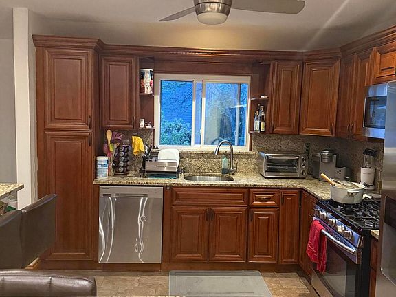 3rd image of 301 Regis Dr