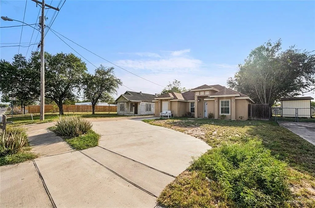 3 bed, 2.0 bath, 1318 sqft, $1,400 — Photo 2