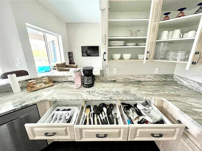 1268 W Hillsborough Blvd — Photo 8