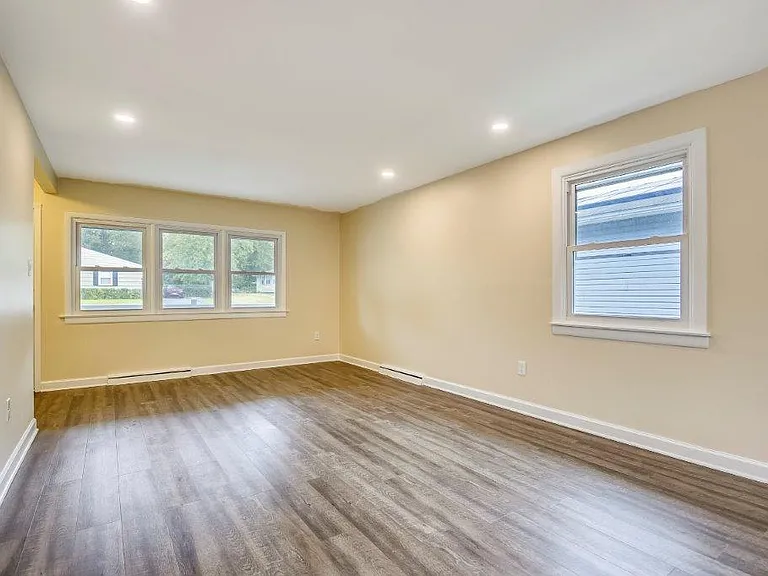 128 Greenmeadow Dr — Photo 8