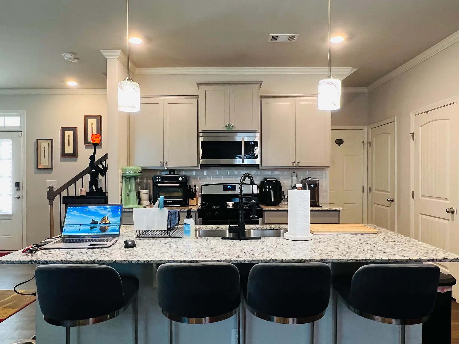 4 bed, 2.5 bath, 1927 sqft, $2,250 — Photo 3