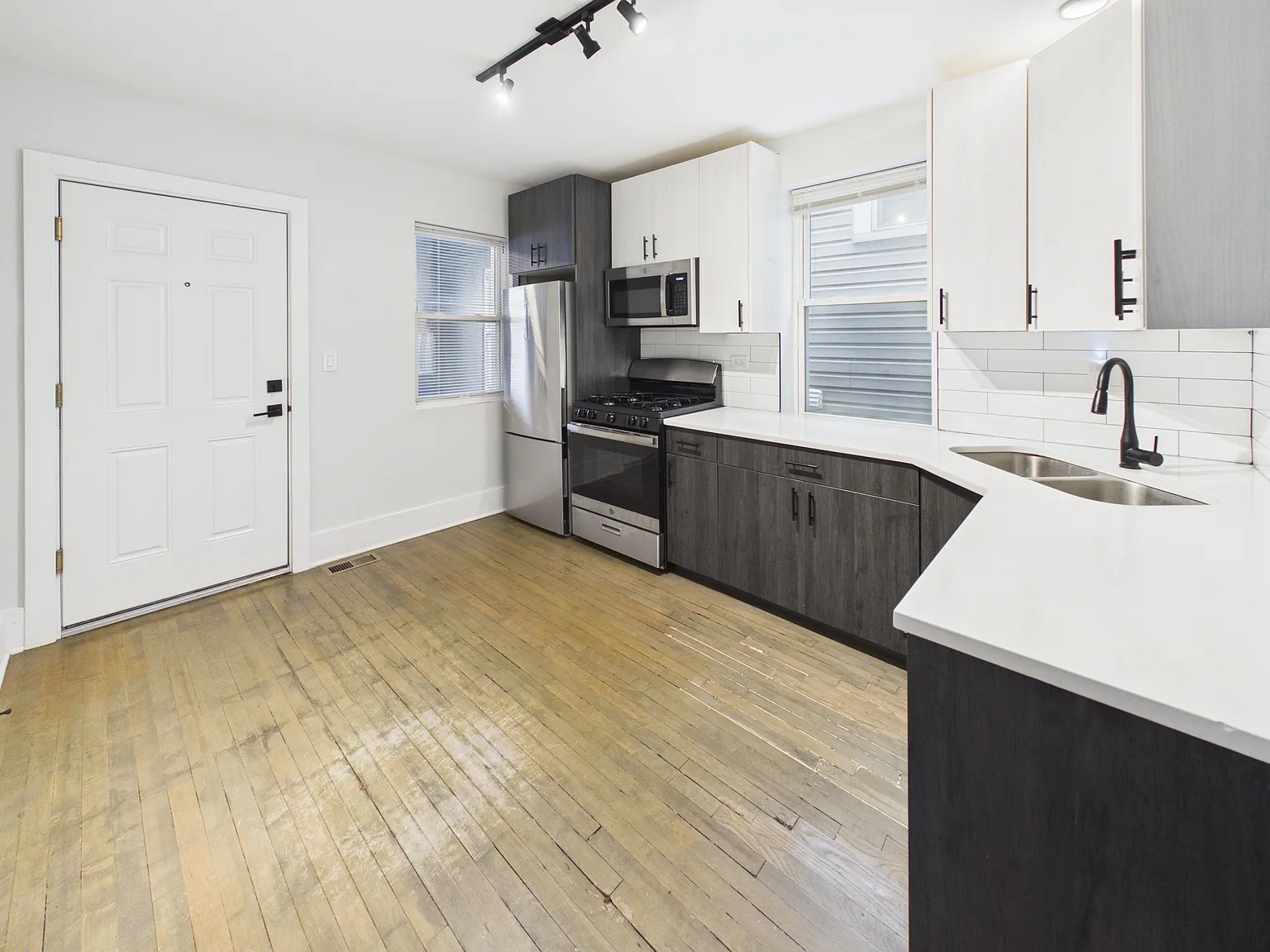 2 bed, 660 sqft, $1,595 — Photo 3