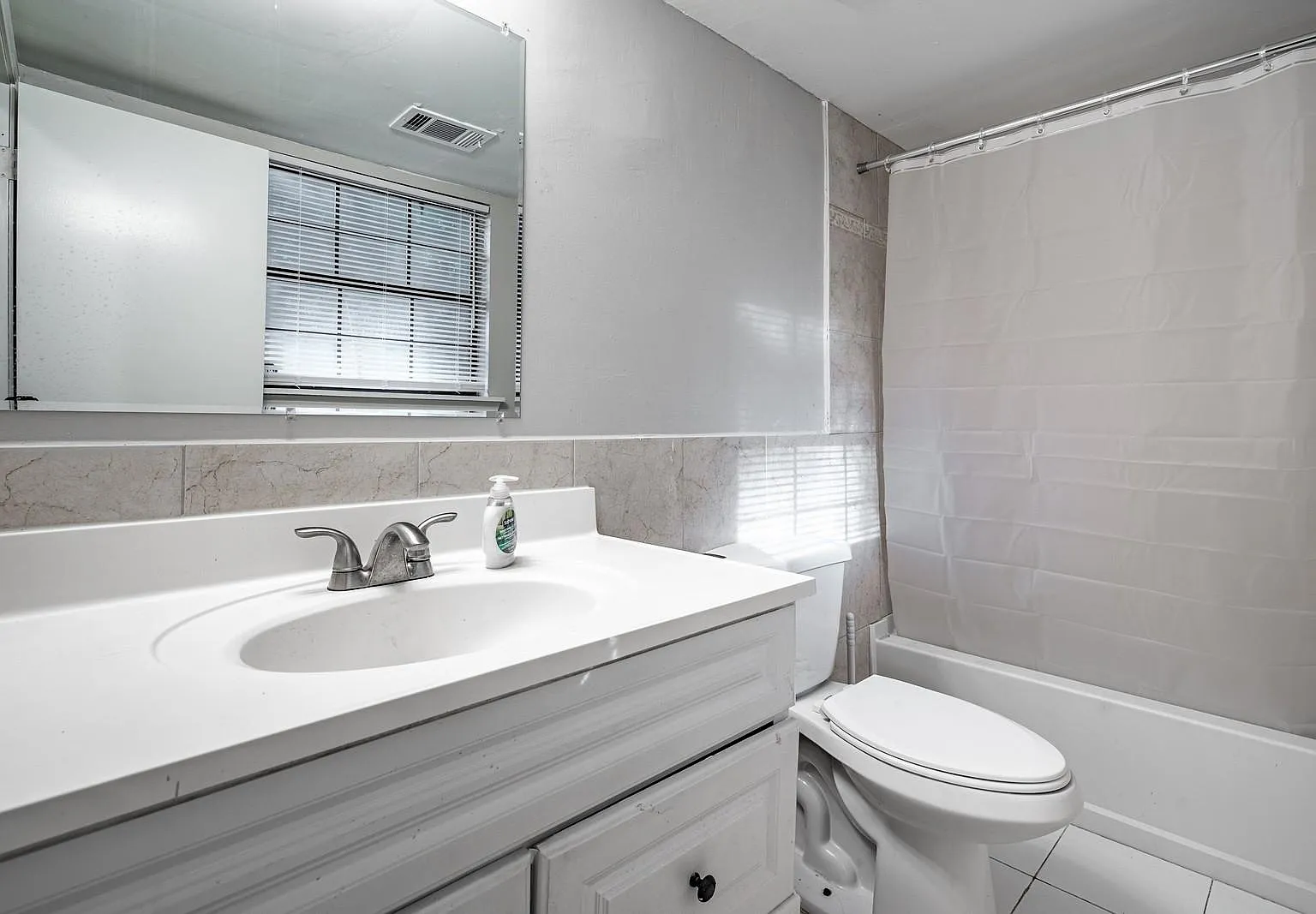 4 bed, 3.0 bath, 1354 sqft, $672 — Photo 3