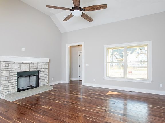 3rd image of 735 Emma Ln