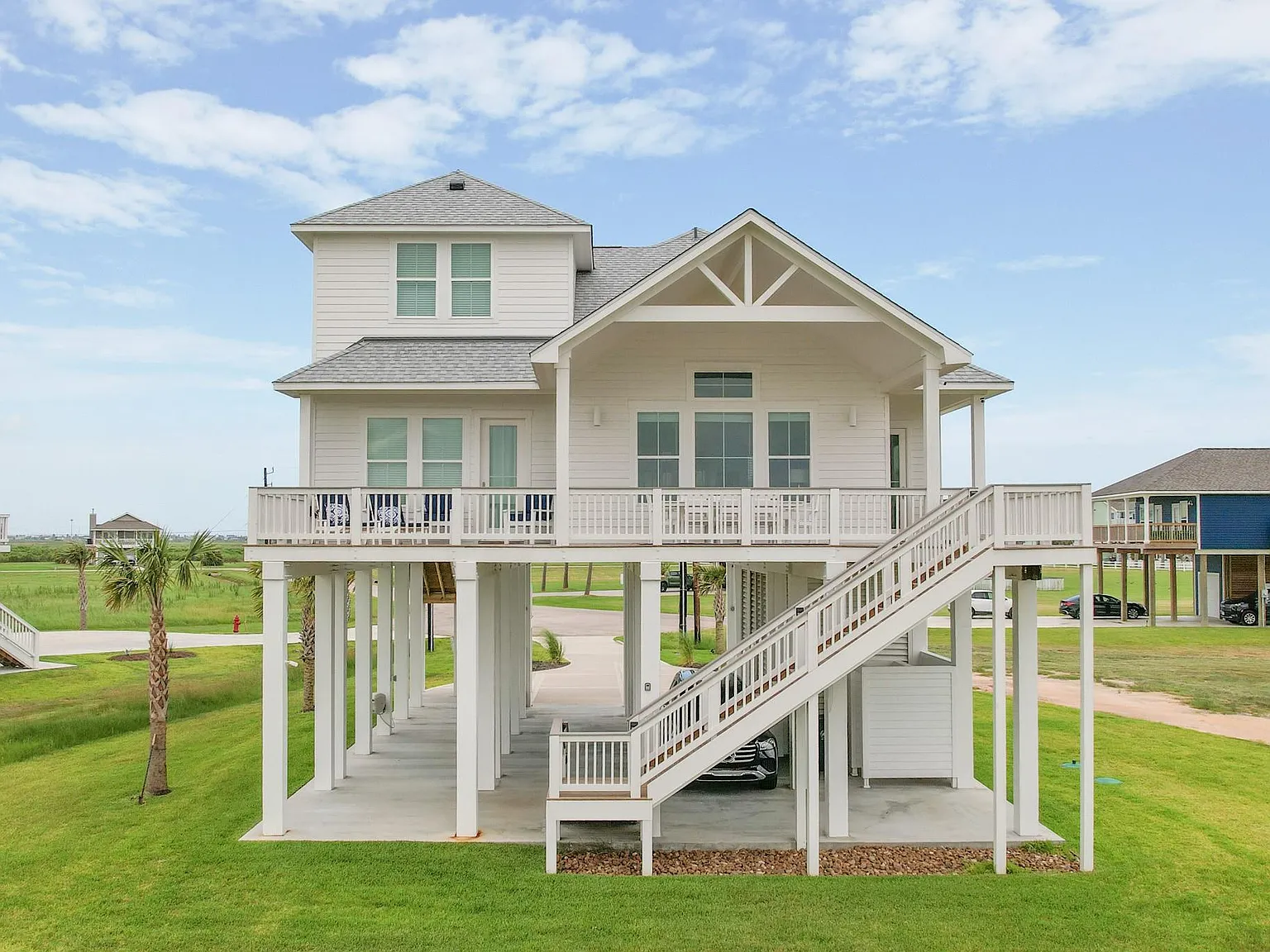 4 bed, 3.5 bath, 2037 sqft, $5,700 — Photo 2
