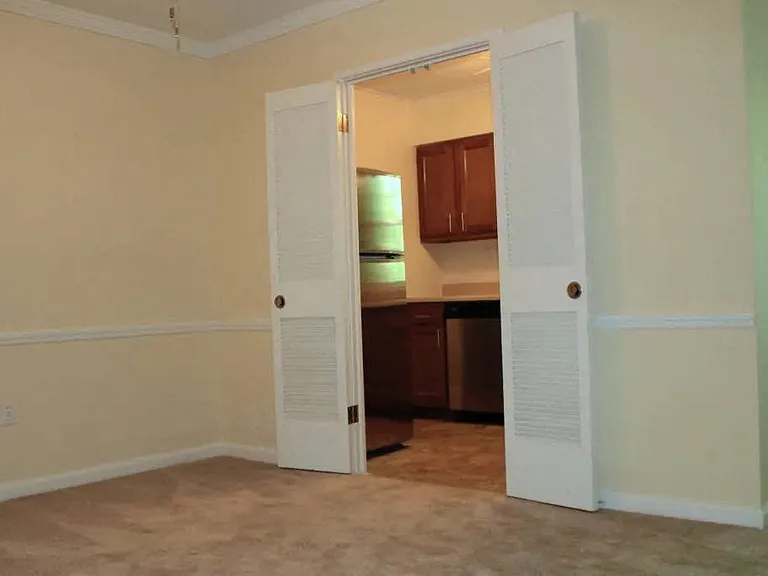 Colonial Village Apartments — Photo 28