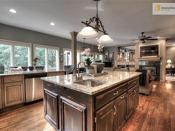 Granite, center island, stainless steel appliances...