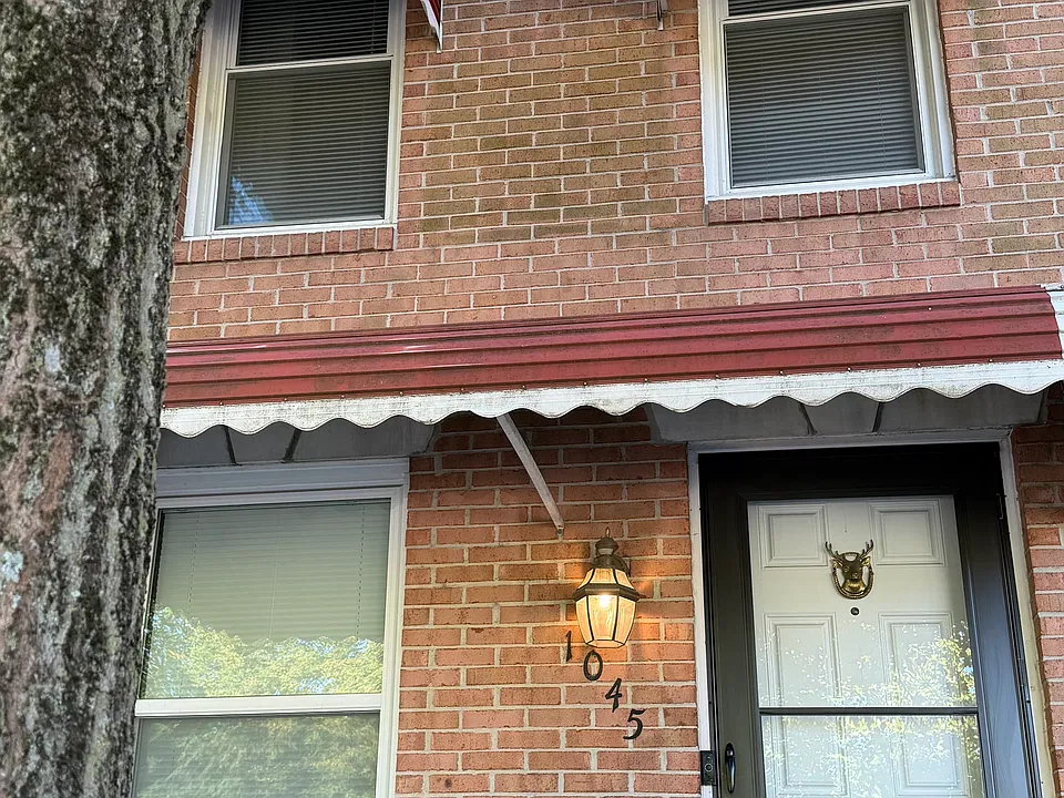 1045 W Lexington St