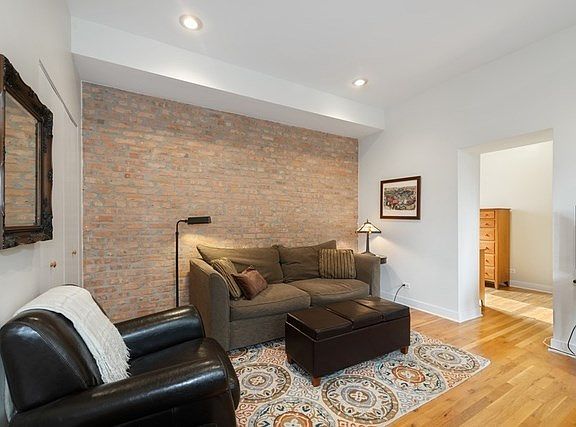 3rd image of 1419 N Washtenaw Ave APT 2R