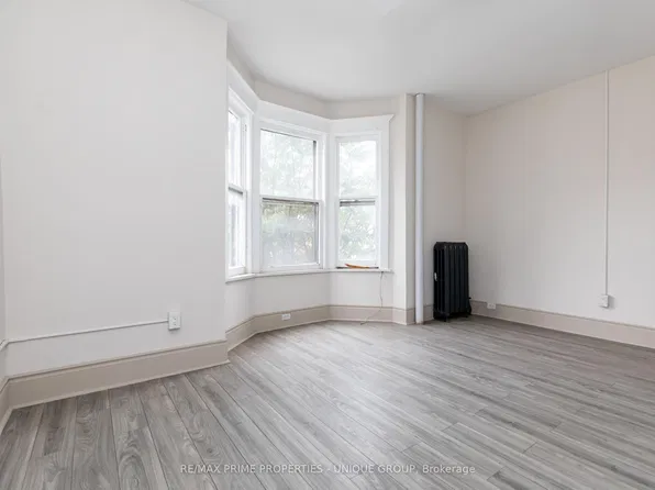 688 Bloor St W #2, Toronto, ON M6G 1L2