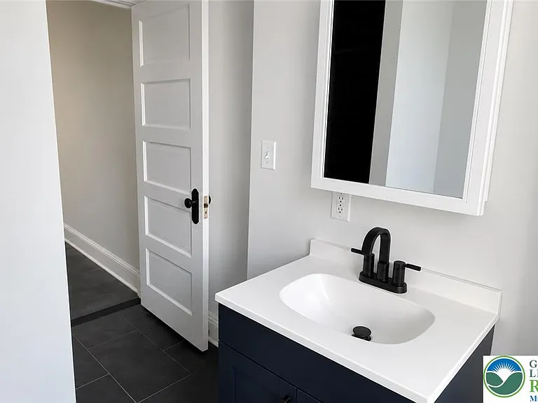622 E Locust St — Photo 9