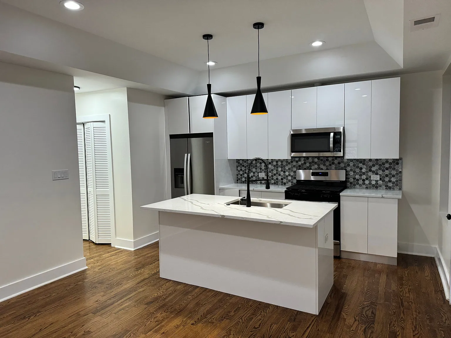 3 bed, 1.5 bath, 1100 sqft, $2,125 — Photo 2