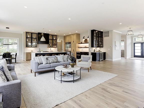 3rd image of 7205 Bayside Ct
