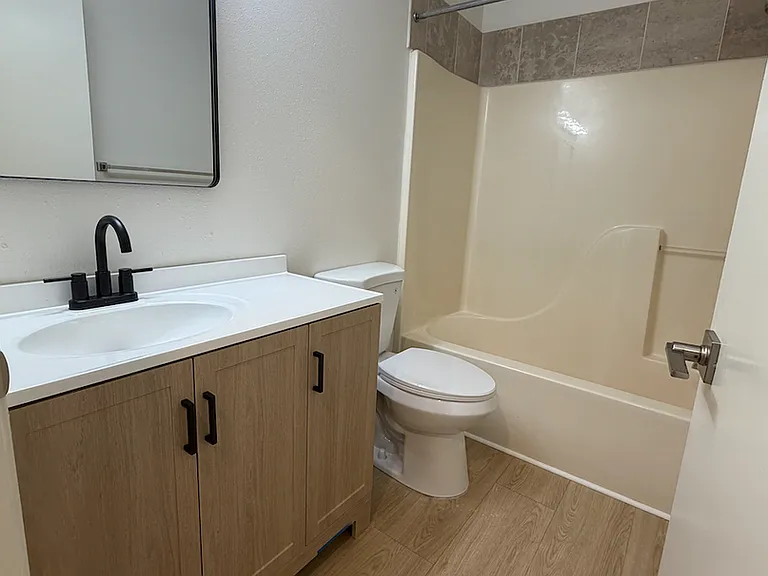Twin Peaks Apartments — Photo 10