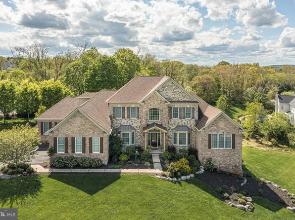 12 Hayhurst Dr, Newtown, PA 18940