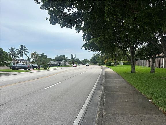 5th image of 11611 SW 122nd Ave