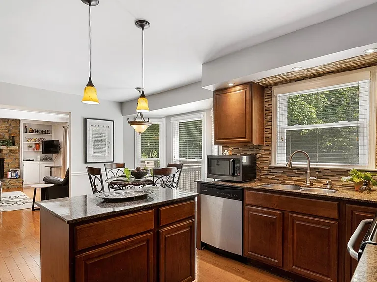9802 Tamarisk Pkwy — Photo 8