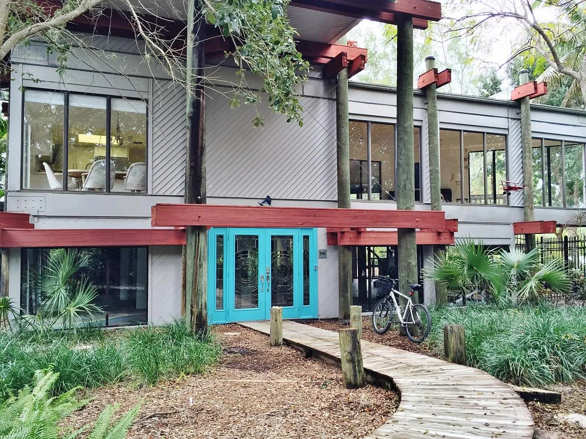 3 bed, 5300 sqft, $7,900 — Photo 2