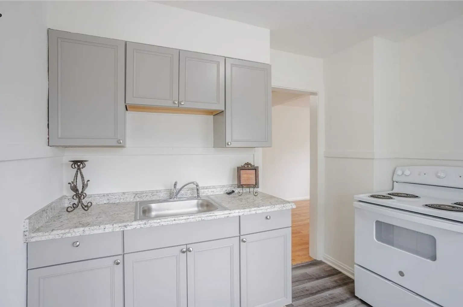 3121 Delaine Ave — Photo 4