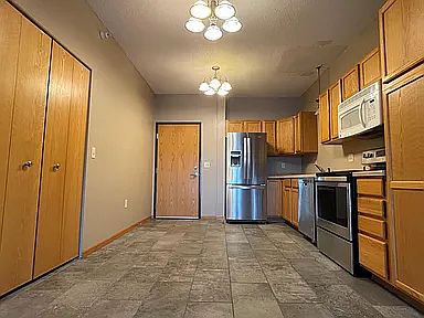 2nd image of 1590 Parkwood Dr APT 104
