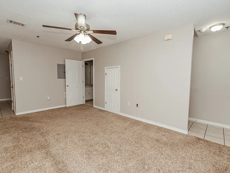 226 Runnymeade Dr — Photo 2