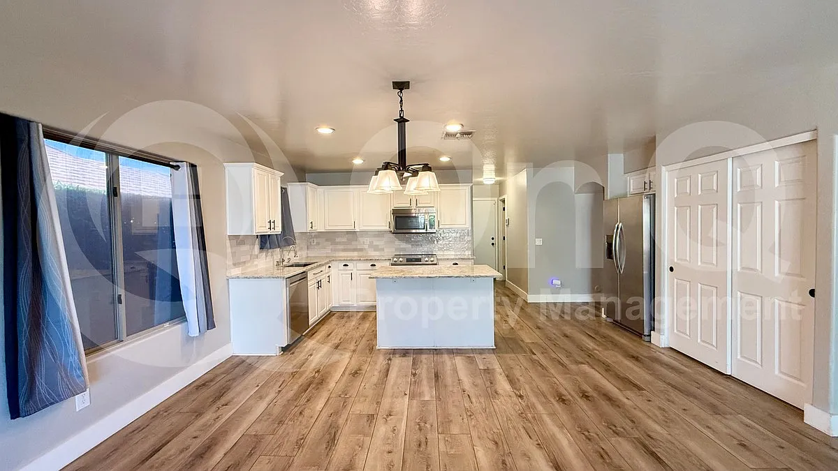 5 bed, 2.5 bath, 2407 sqft, $3,099 — Photo 4
