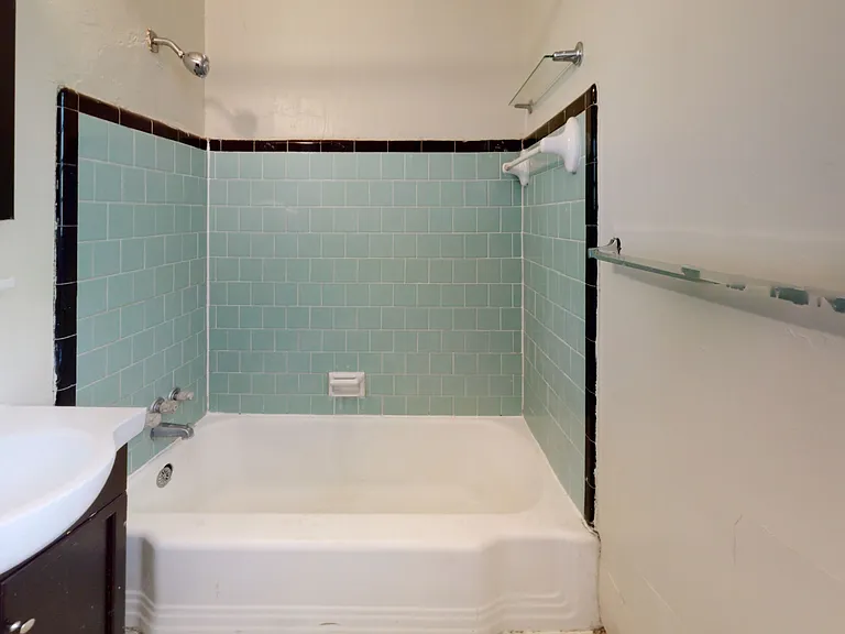 610 Kyle St — Photo 11