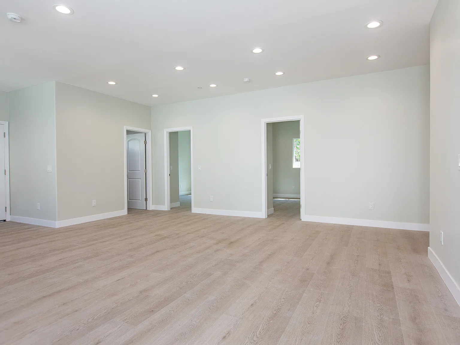 4 bed, 1589 sqft, $4,800 — Photo 3