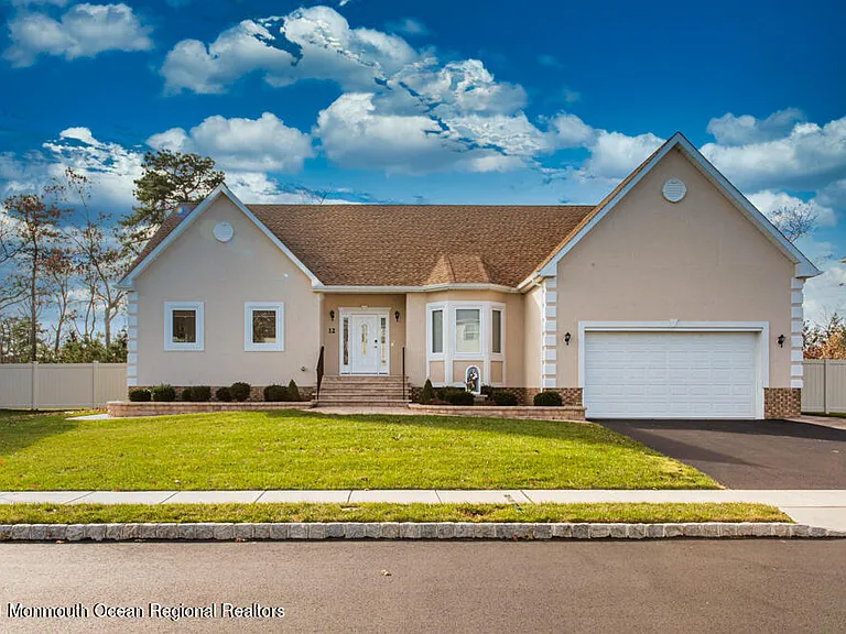 12 Cindy Ct — Photo 1