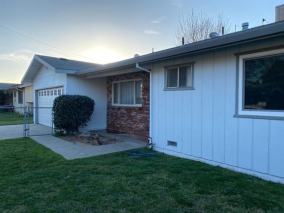 3rd image of 1045 Hedge Ave
