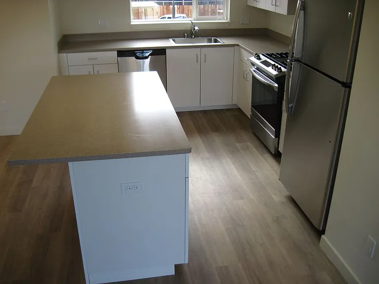 Spacious 3 Bed, 2 Bath, 1250 Square Foot Apartment with Air Conditioning. — Photo 7