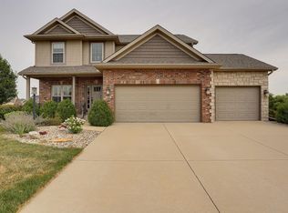 402 Country Ridge Dr, Mahomet, IL 61853
