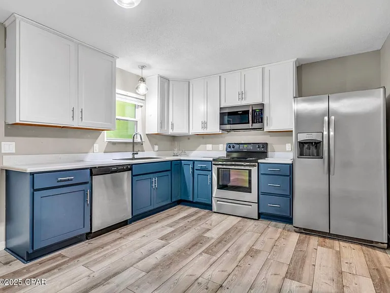 121 Hampton Dr — Photo 3