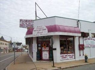 1382 Plainfield St, Cranston, RI 02920