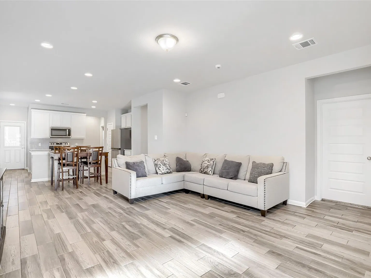4 bed, 2.0 bath, 1599 sqft, $1,850 — Photo 3