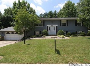 1907 Biscay Dr, Godfrey, IL 62035