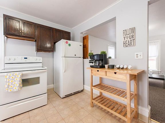 Eat-in kitchen with smooth cooktop stove