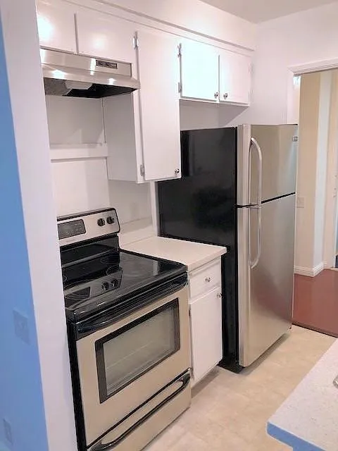 1428 Kelton Ave — Photo 2