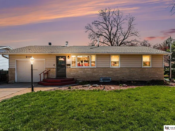 210 Greenwood Ave, Seward, NE 68434