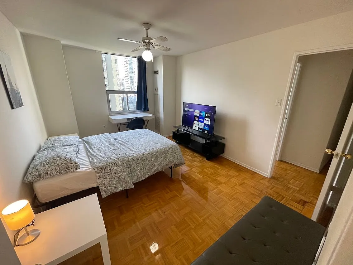 Deluxe Room with Powder Room - Carlton St & Homewood Ave — Photo 2