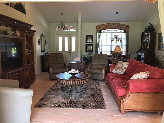 Great room w/vaulted ceiling