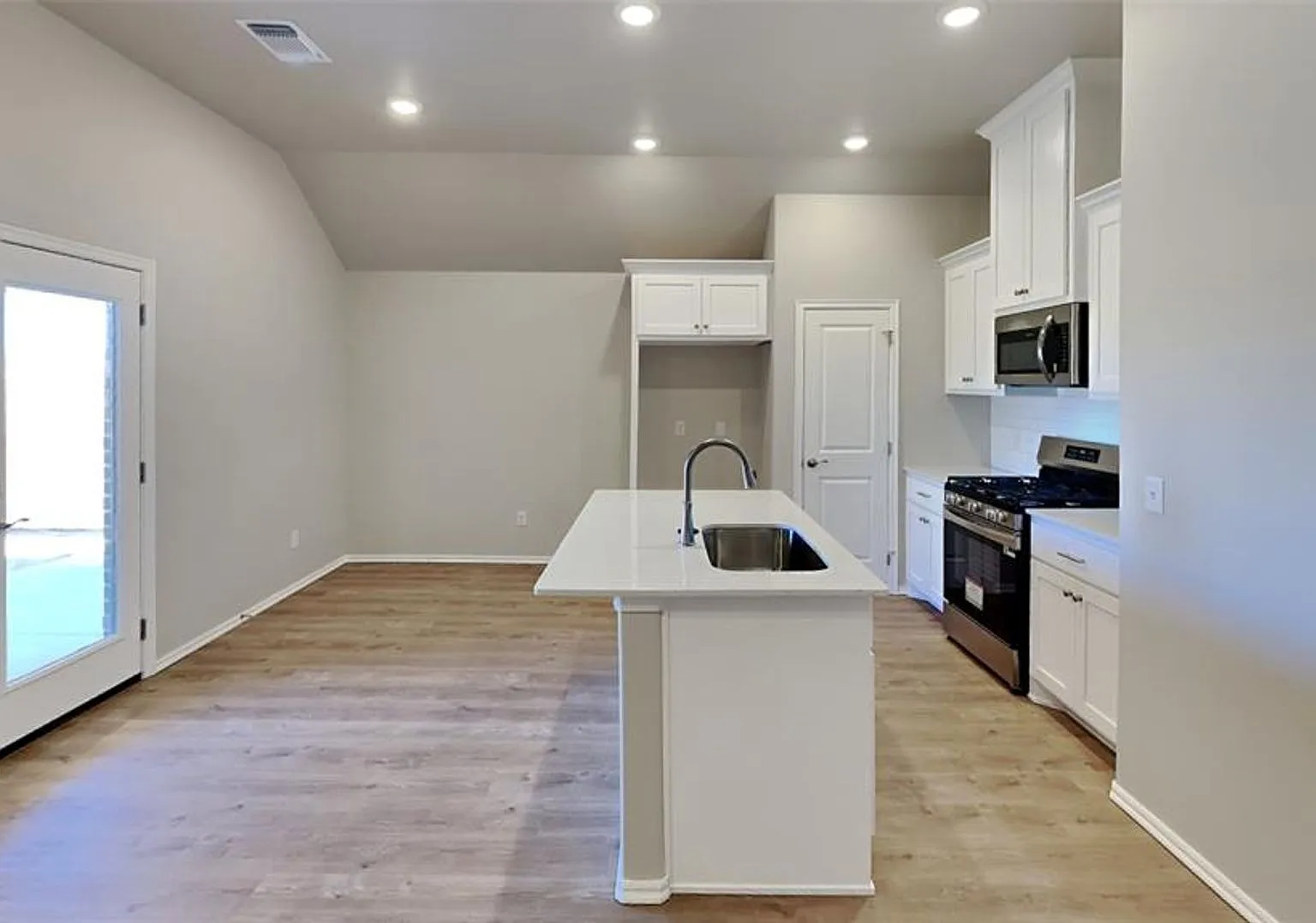 *Leasing Special*Luxury 3 Bedroom 2 Bathroom Home In Piedmont Schools (Neighborhood Park And Bask... — Photo 4