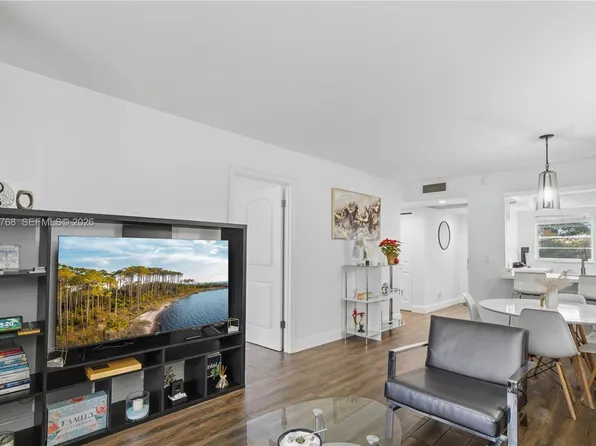 9340 Lagoon Pl APT 304, Davie, FL 33324