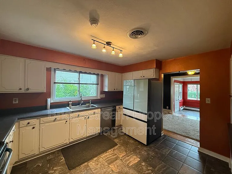 56 Telford Ave — Photo 6