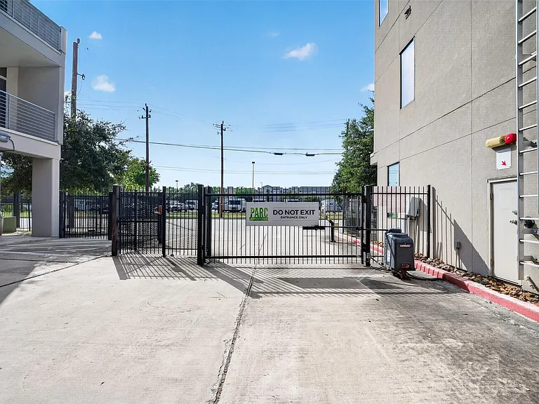 2401 Crawford St #B209 — Photo 39