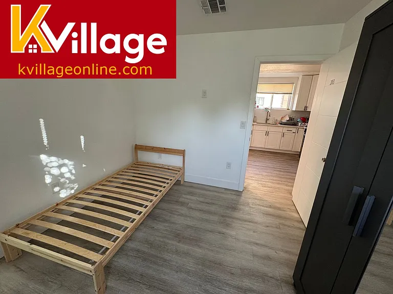 1575 W 37th Pl — Photo 3