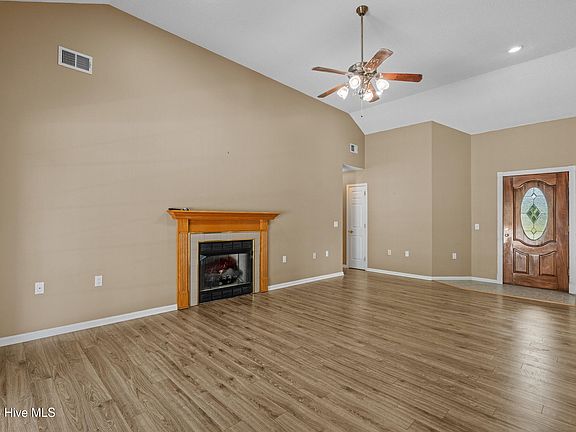 4th image of 381 Green Bay Road NW