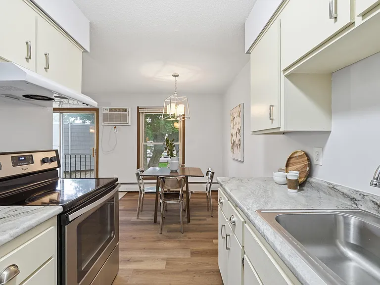 709 11th Ave S #5 — Photo 4