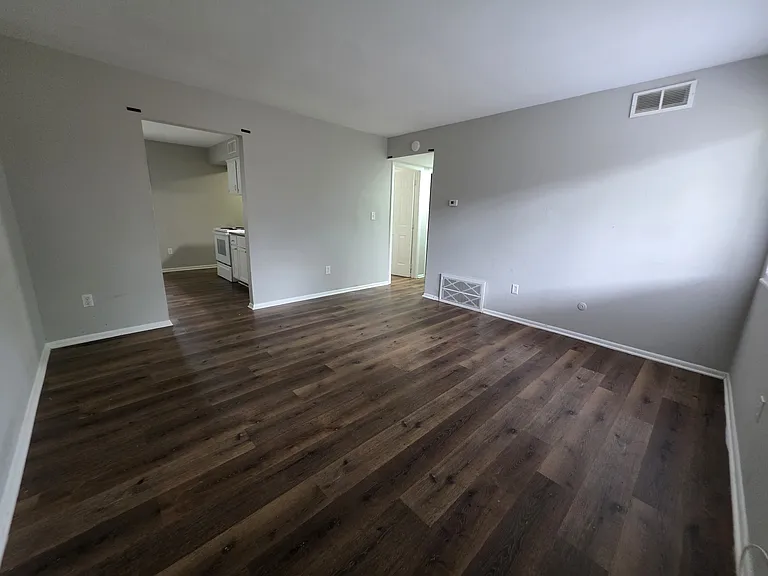 2404 Velma Ave — Photo 3